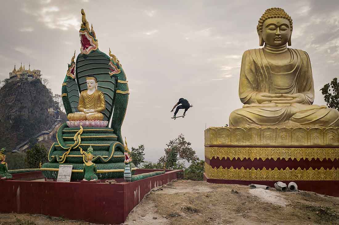 skateboarder fliegt über die dächer in myanmar