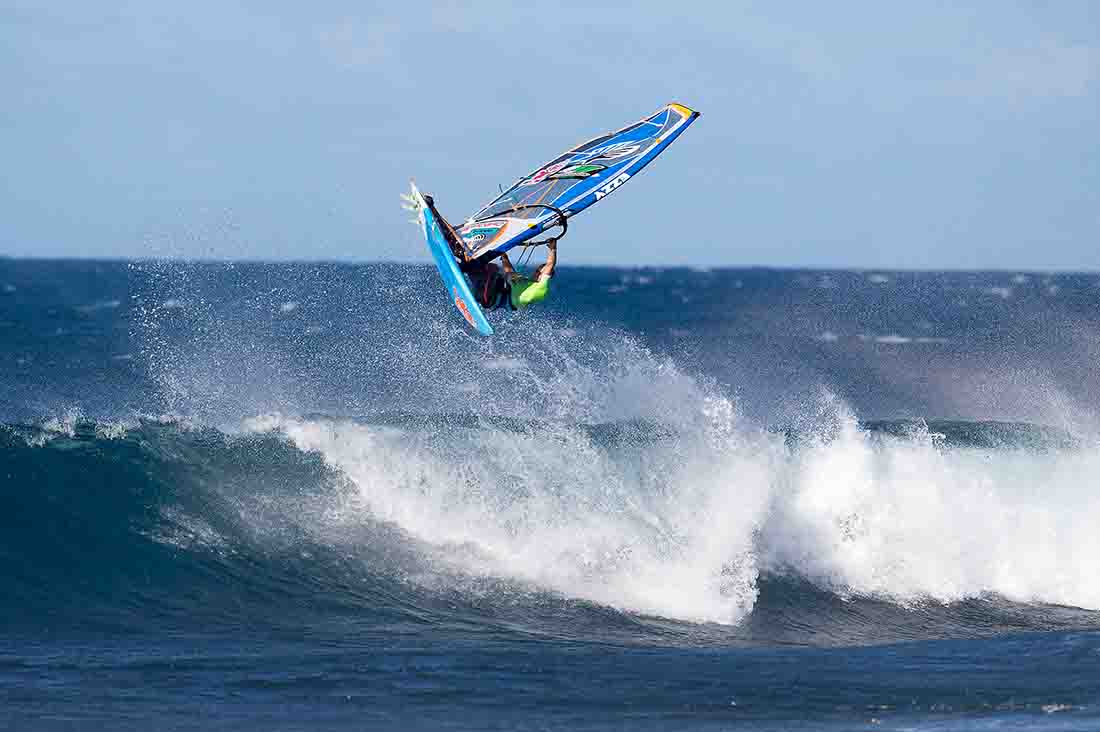 Kevin Pritchard surft beim Aloha Classic 2016