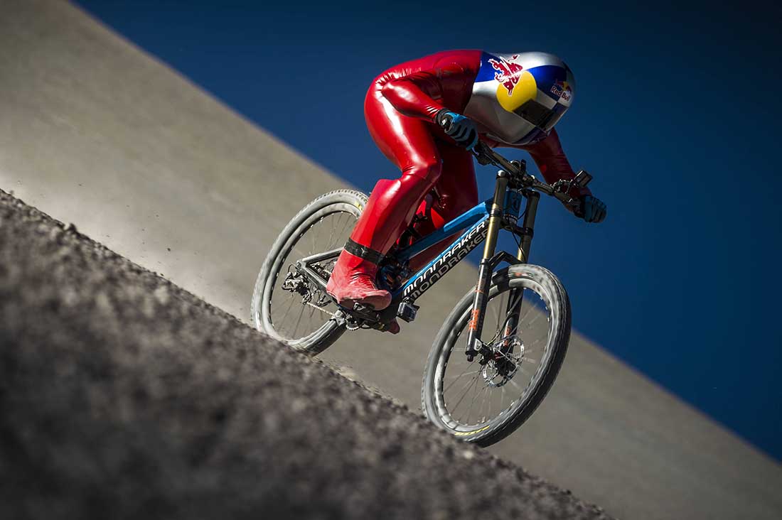 Markus Stroeckl fahrt mit dem Mountainbike den Berg hinab