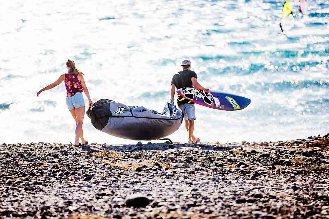 Pärchen schleppt surf equipment