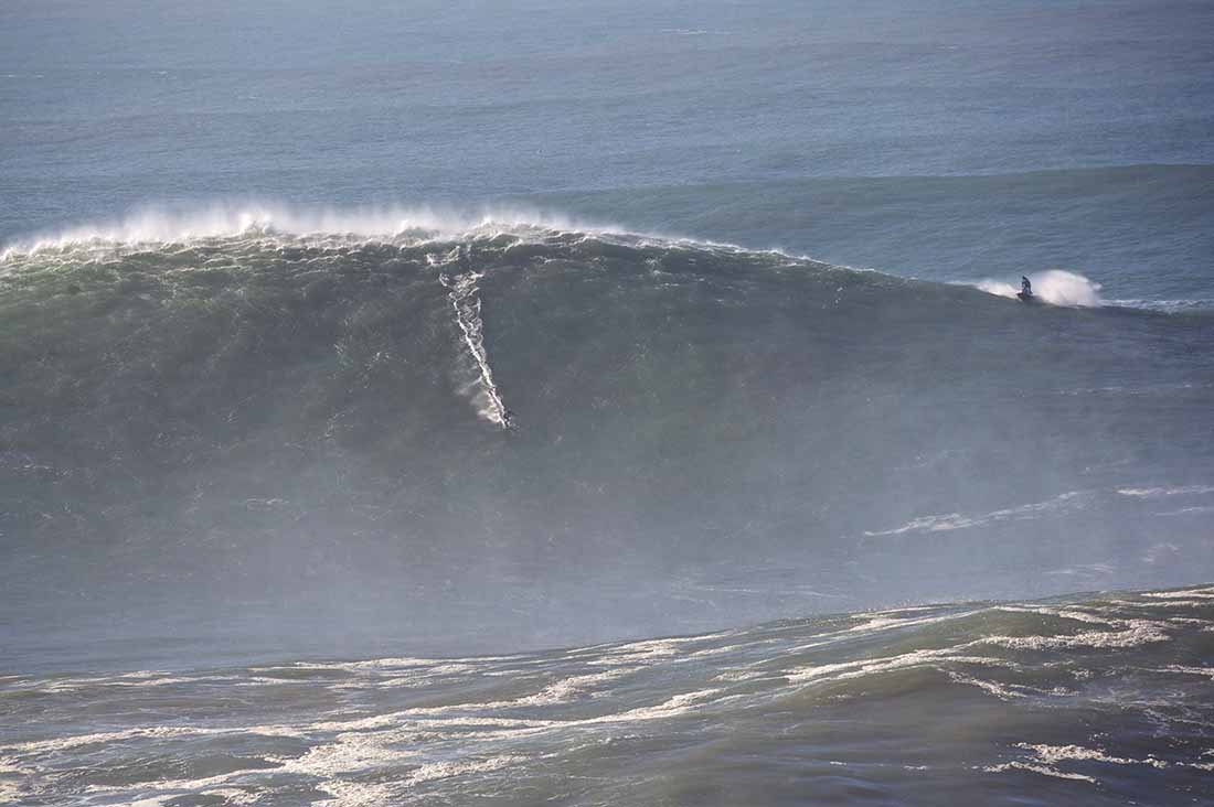 Sebastian Steudtner surft in Nazare