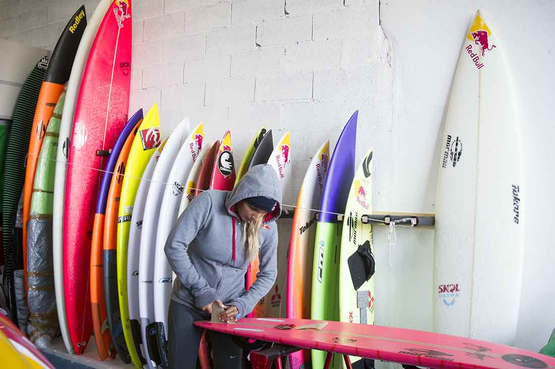 Maya Gabeira prepariert ihr surfboard