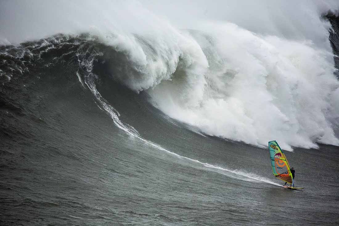 Jason Polakow isurft n Nazare