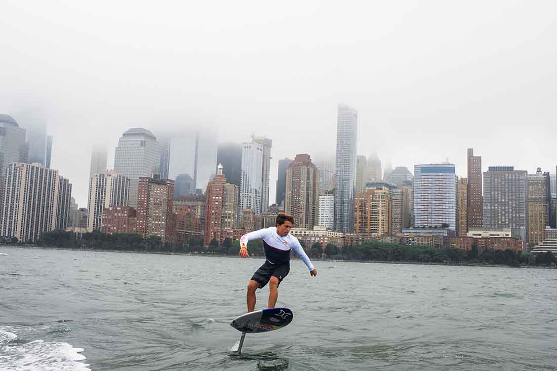 Kai Lenny beim Foil Surfing am Hudson River in New York