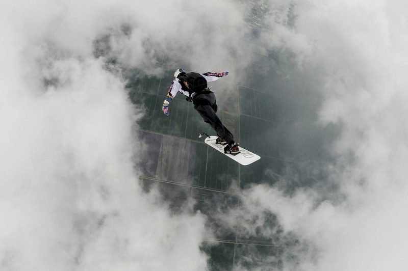Sean MacCormac fliegt durch die Wolken