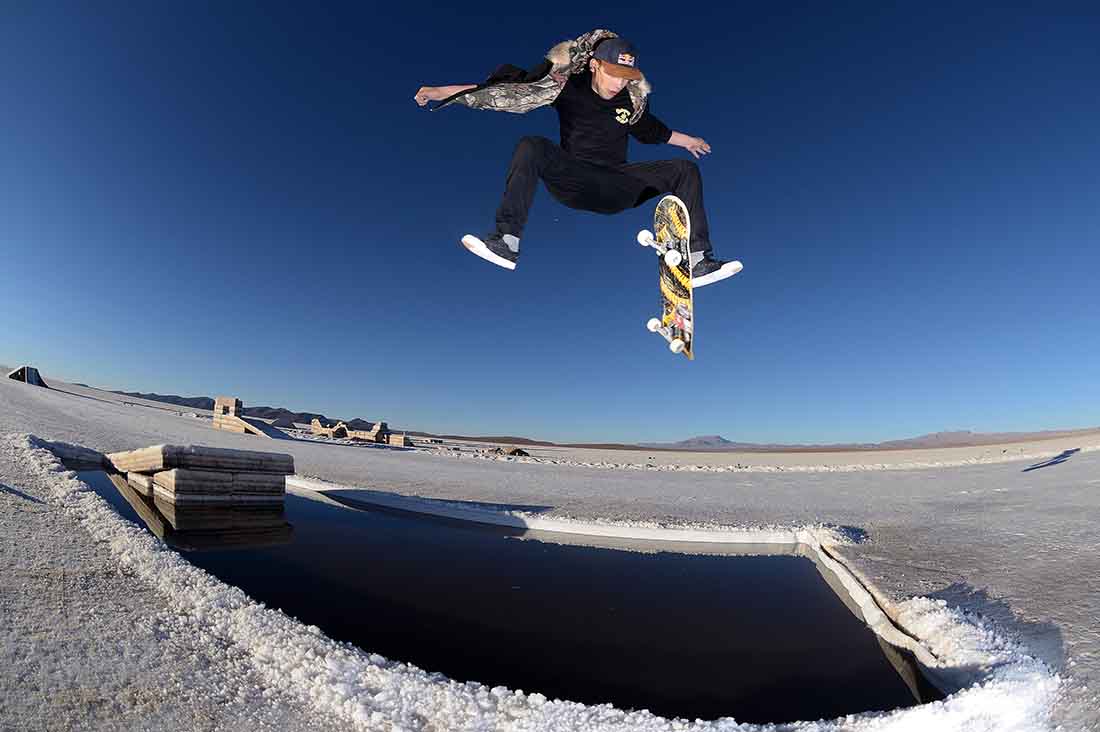 Angelo Caro macht einen Treflip in den Uyuni Salt Flats Bolivien