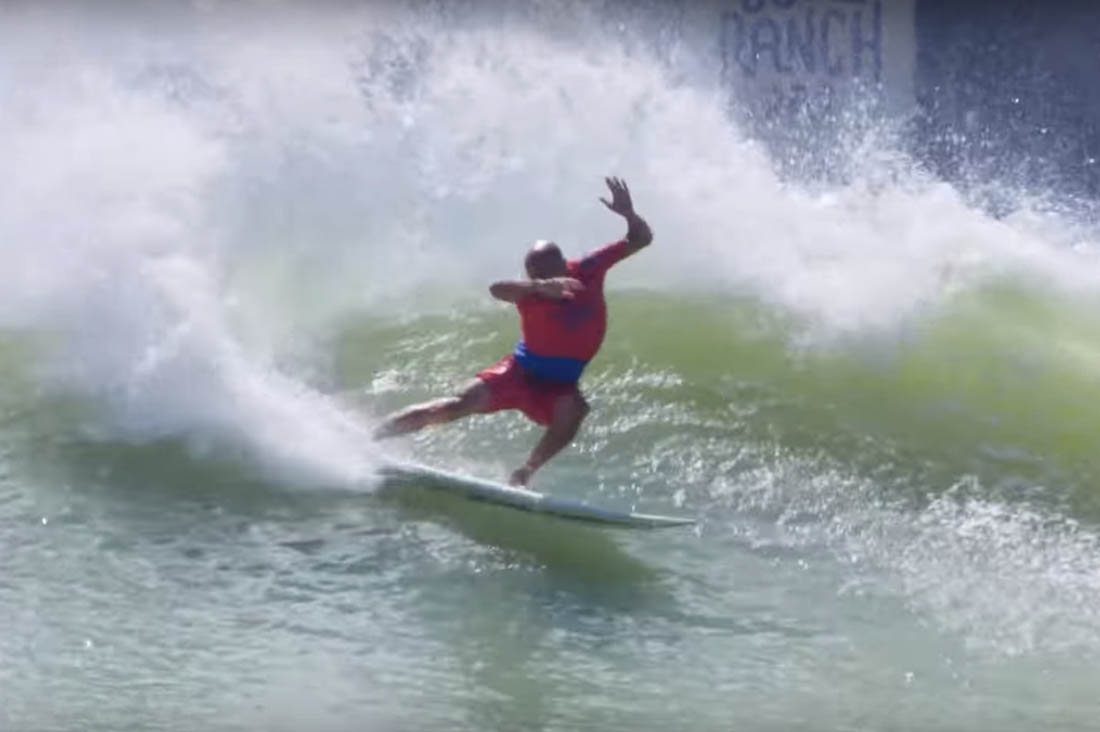 Kelly Slater surft beim Surf Ranch Pro