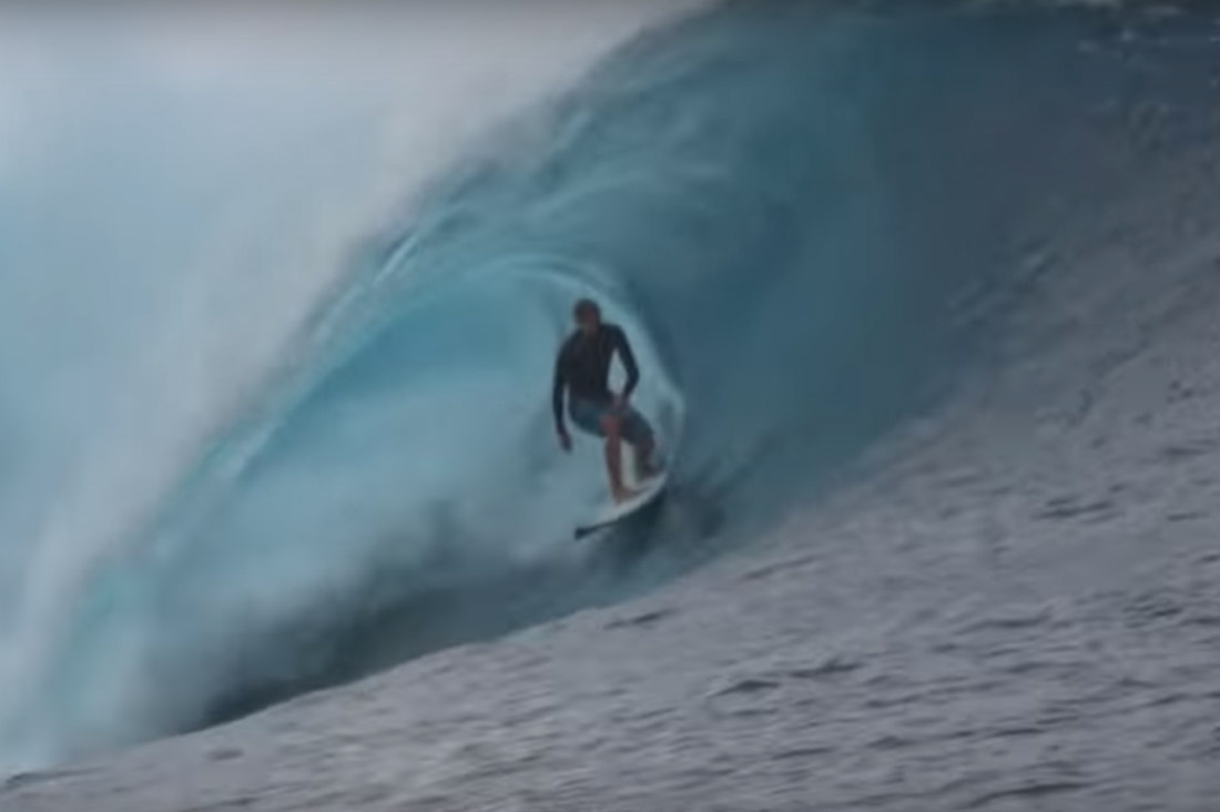 Surfer in der Pipe vor Tahiti