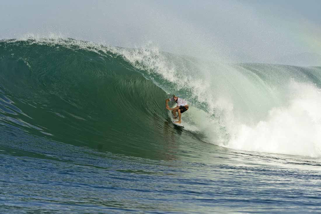 Mick Fanning surft in Lakey Peak Sumbawa Indonesien