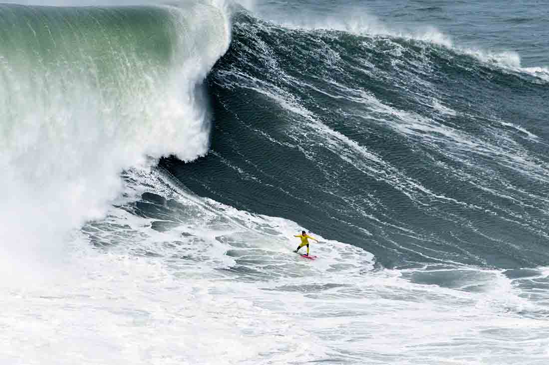 Justine Dupont vor der Welle in Nazare