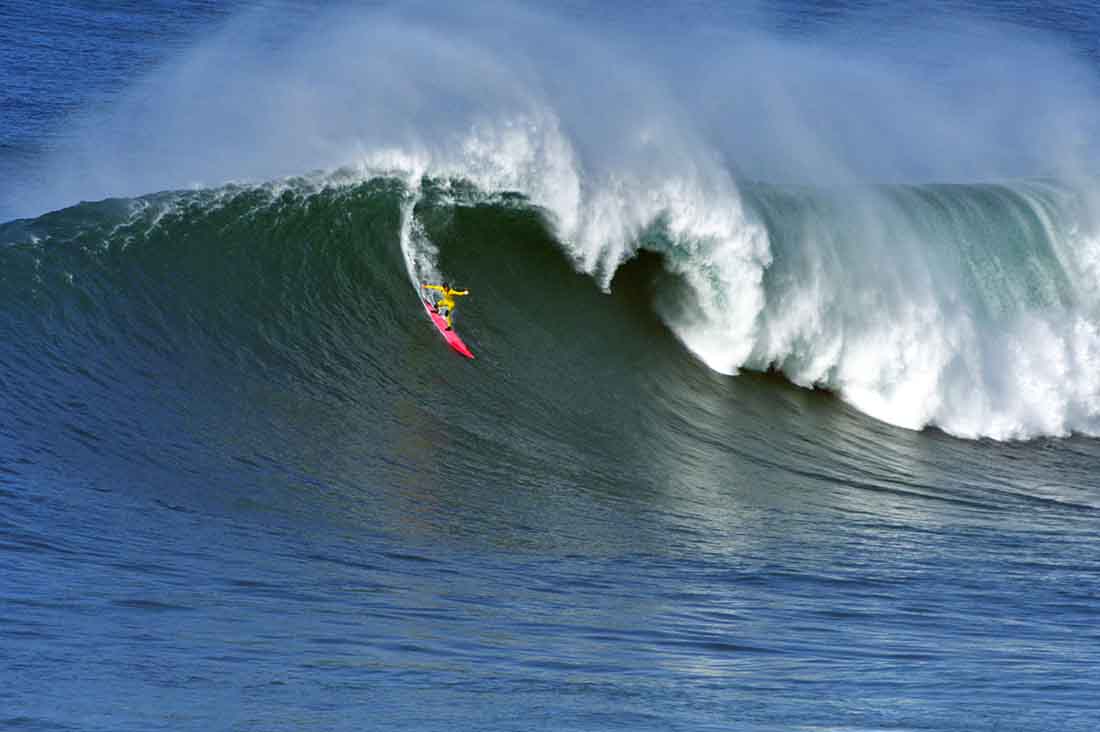 Justine Dupont surt in Nazare