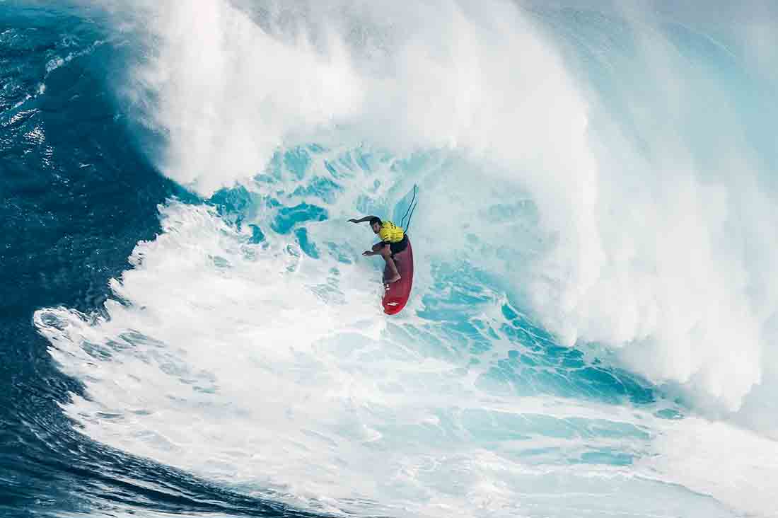 Greg Long vor einer Monsterwelle in Peahi